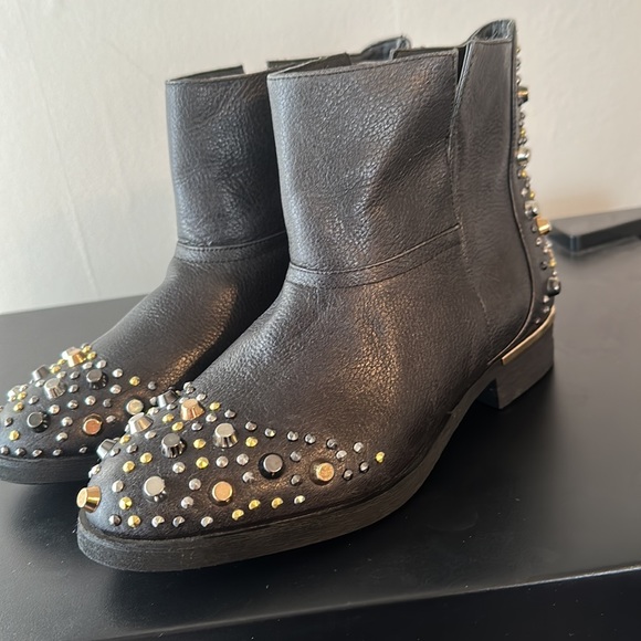 Modern Vice brand booty used couple of times size 6 one side in a litte tear - Picture 7 of 17